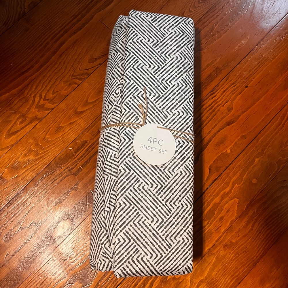 4PC Black/Gray and White Sheet Set